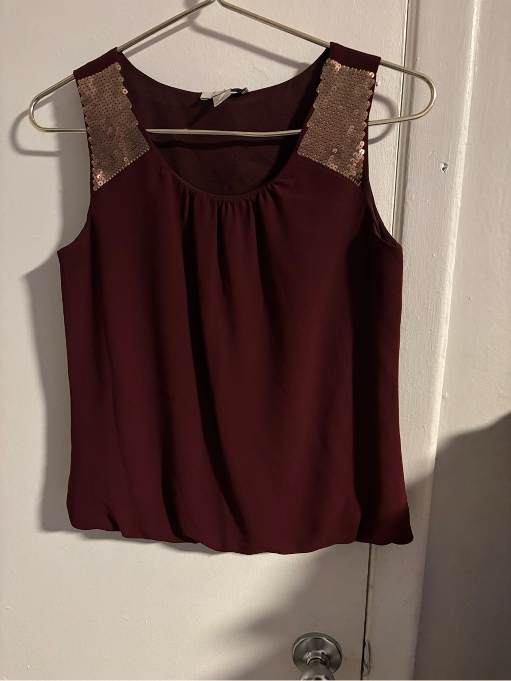 LOFT Petites Burgundy Sleeveless Sequin Shoulder Blouse XSP
(1047)
